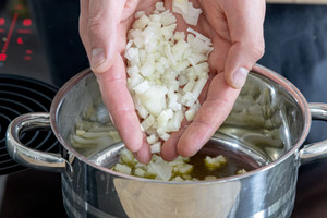Zwiebeln braten