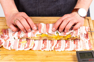 Schweinelende in Bacon einwickeln