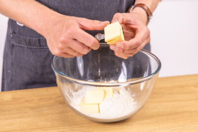 Butter in Stücke schneiden