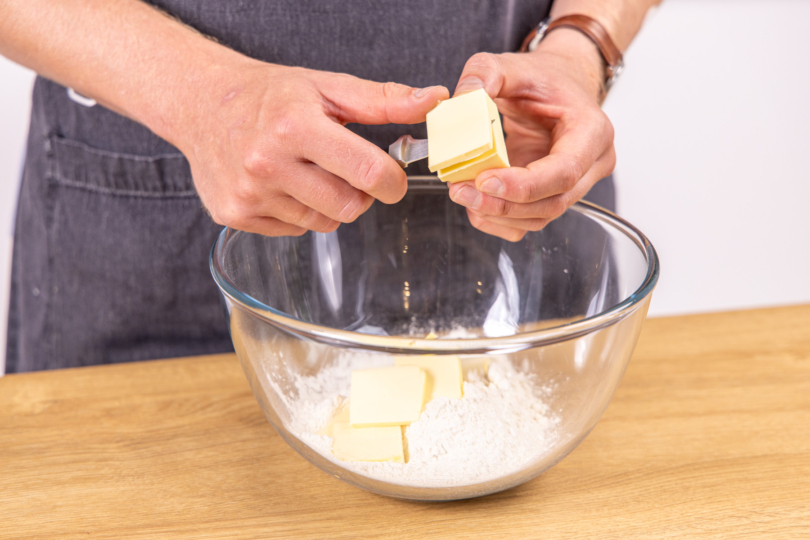 Butter in Stücke schneiden