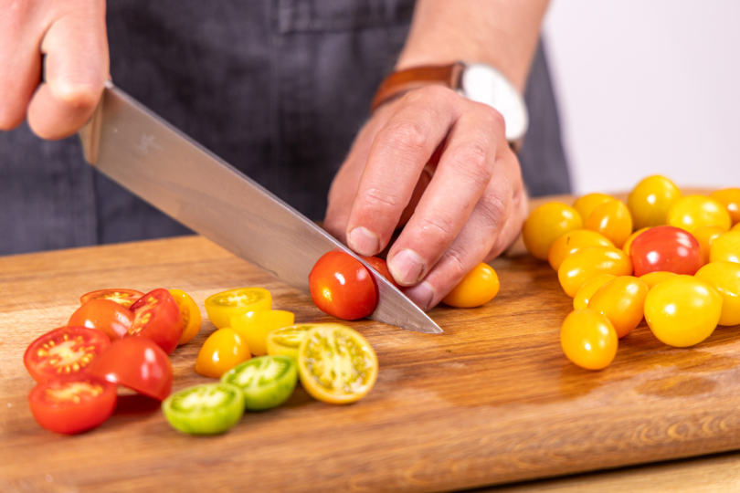Tomaten klein schneiden