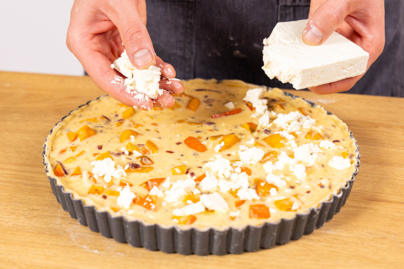 Feta über die Kürbisquiche bröseln