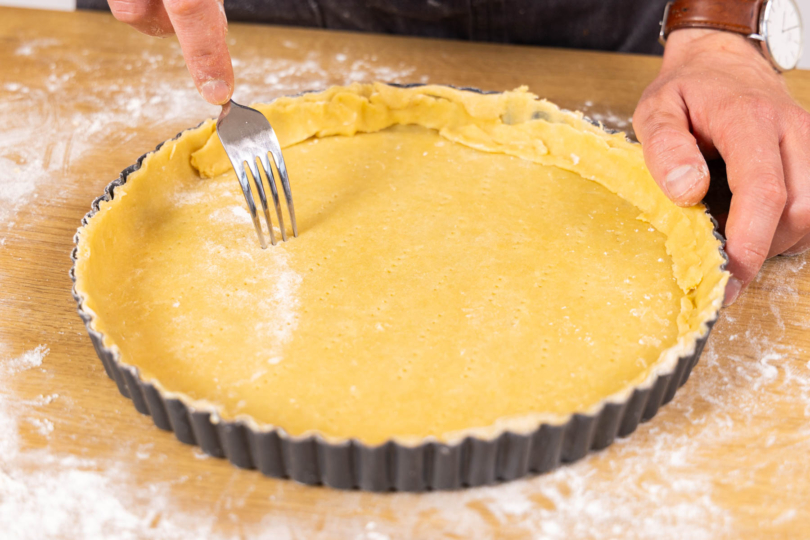 Teigboden für Kürbisquiche mit Gabel einstechen