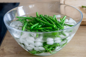 Bohnen in Eiswasser abschrecken
