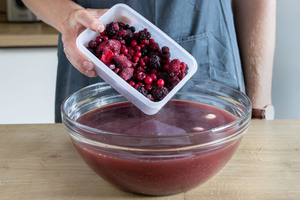 Beeren zur Bowle geben
