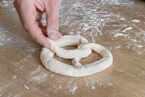 Laugenbrezel formen