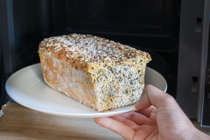 Hartes Brot Wieder Weich Machen Mikrowelle Brot auftauen in der Mikrowelle: Wir zeigen, wie!