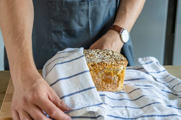 Brot in Tuch wickeln