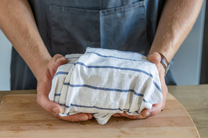 Brot in Tuch wickeln 