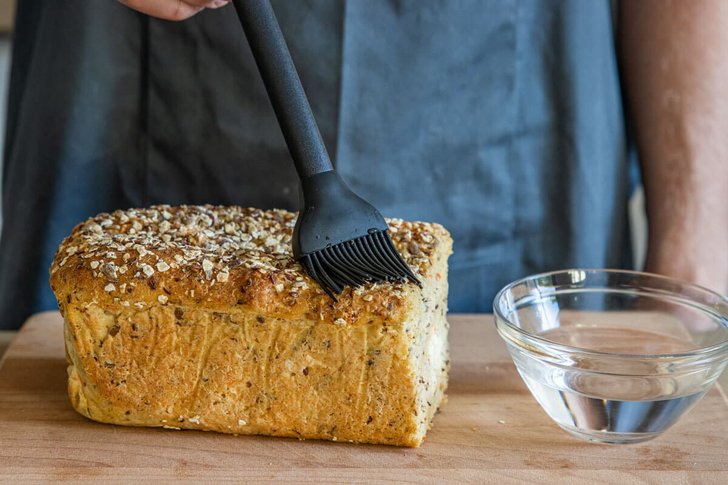 Brot mit Wasser bepinseln