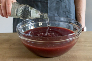 Halloweenbowle mit Sprudel auffüllen