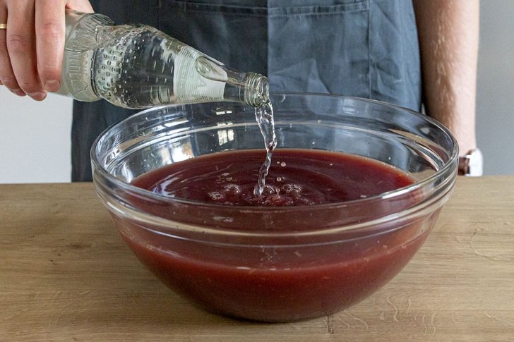 Halloweenbowle mit Sprudel auffüllen