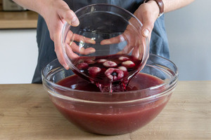 Litschiaugen zur Bowle geben