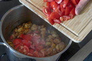 Tomaten zum Curry geben