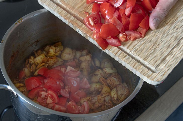 Tomaten zum Curry geben