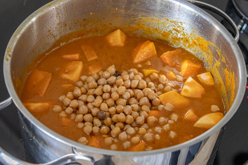 Kichererbsen zum Curry geben