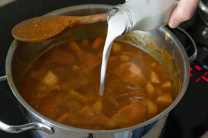 Kokosmilch ausgießen