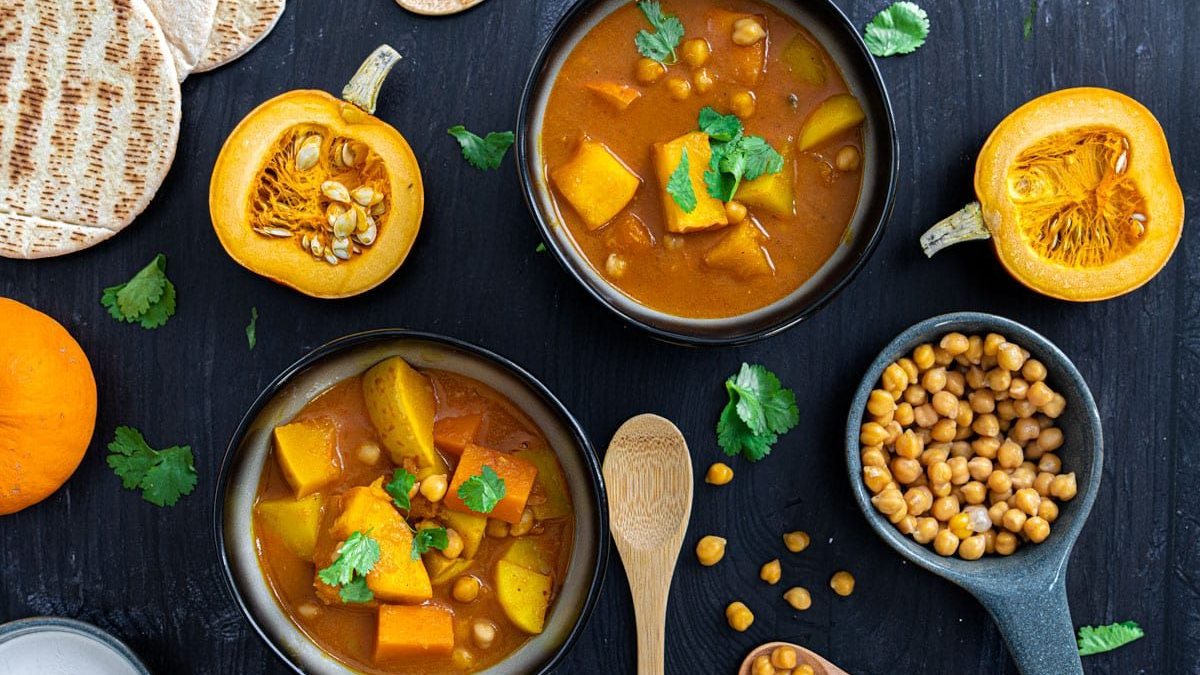 Veganes Kürbiscurry mit Kokosmilch und Kichererbsen | Rezept - eat.de