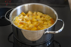 Kürbisstücke kochen