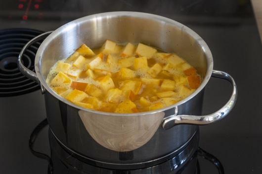 Kürbisstücke kochen