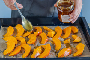 Hokkaidokürbis mit Honig beträufeln