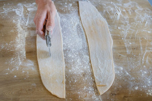 Ravioliteig in Vierecke unterteilen
