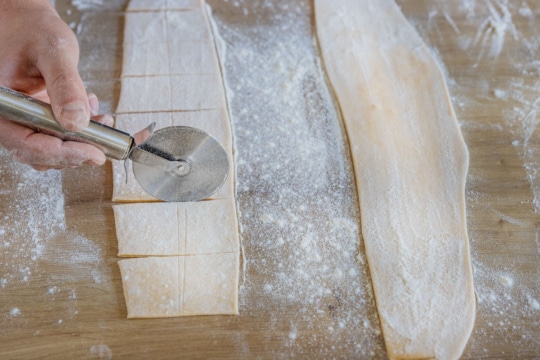 Ravioliteig in Vierecke unterteilen