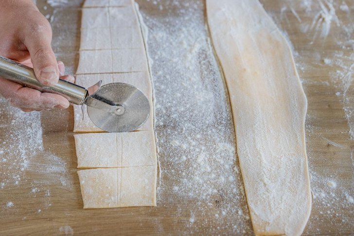 Ravioliteig in Vierecke unterteilen