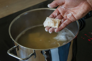 Kürbisravioli in Wasser geben
