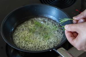 Rosmarin in Butter anbraten