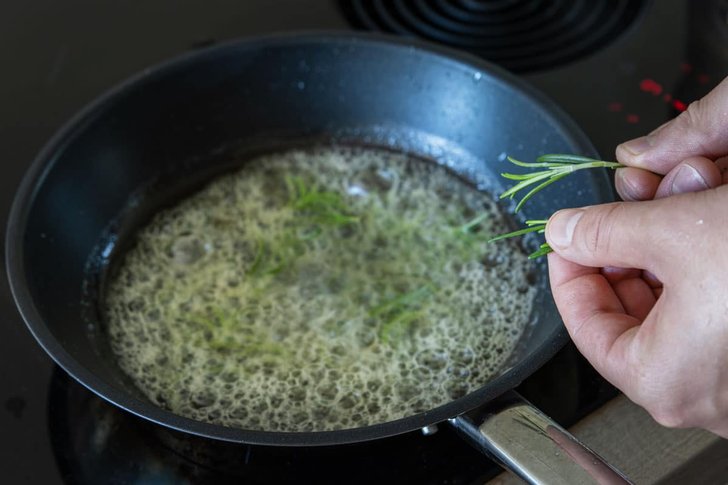 Rosmarin in Butter anbraten