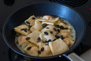 Kürbisravioli in Butter anbraten