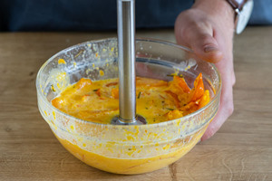 Kürbis mit Milch pürieren
