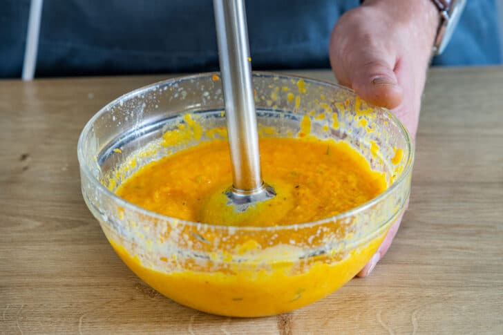 Kürbis mit Milch pürieren