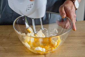 Butter und Eier mixen