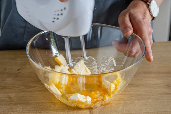 Butter und Eier mixen