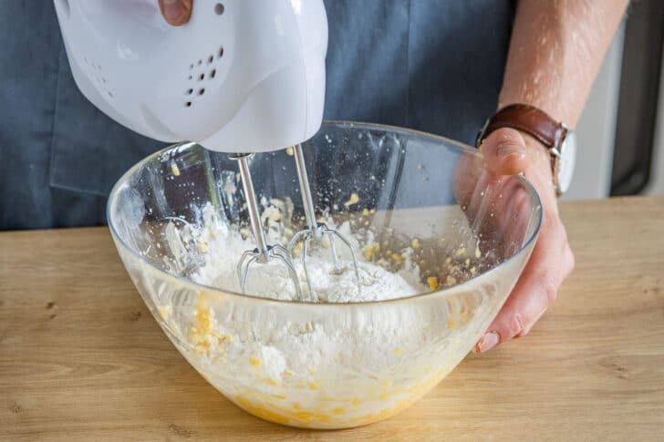 Mehl unter den Waffelteig mixen
