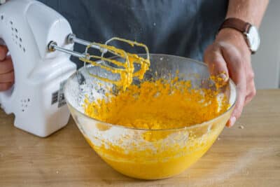 Kürbispüree unter den Waffelteig mixen