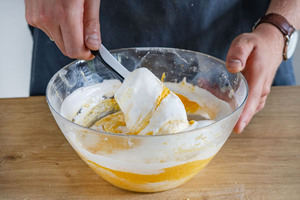 Eischnee unter den Waffelteig heben