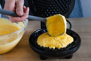 Kürbiswaffeln im Waffeleisen machen