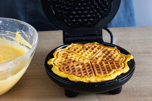 Kürbiswaffeln im Waffeleisen machen