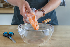 Lachs zum Auftauen in Sieb geben