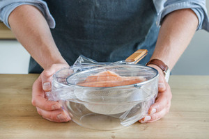 Lachs zum Auftauen in Sieb geben