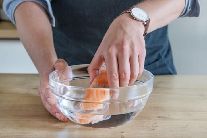 Lachs im Wasserbad auftauen