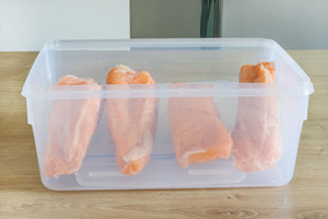 Lachs in Tupperdose auftauen