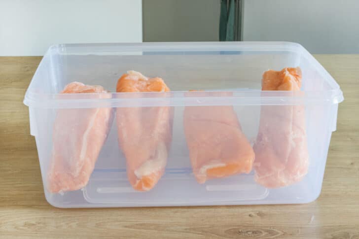 Lachs in Tupperdose auftauen