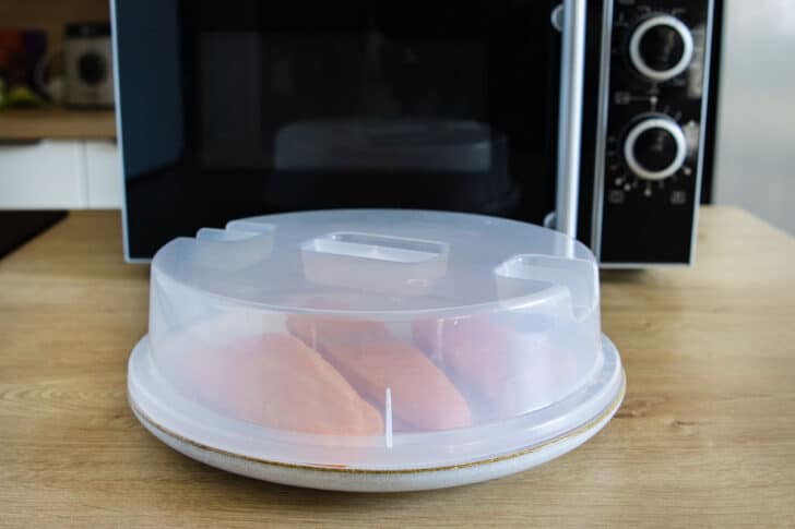 Lachs in Mikrowelle auftauen