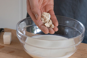 Hefe in Milch bröseln