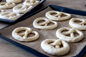 Laugenbrezeln auf dem Blech