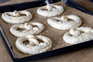 Brezeln mit Salz bestreuen